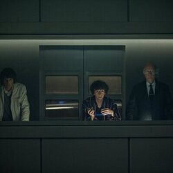 Samuel Blenkin y Adrian Edmondson en el 1x01 de 'Alien: Earth'