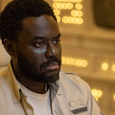 Babou Ceesay en la temporada 1 y el capítulo 01 de 'Alien: Planeta Tierra'