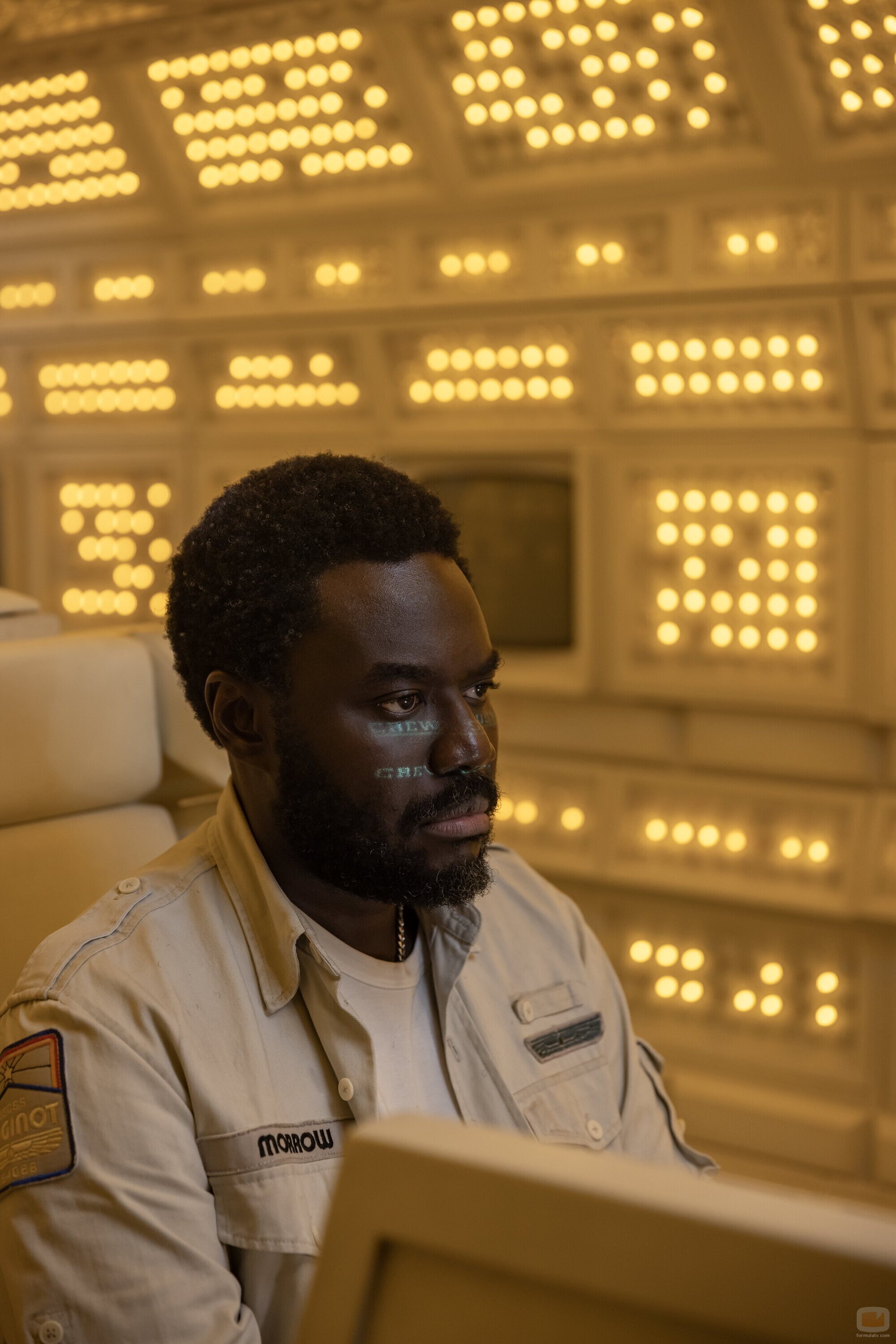 Babou Ceesay en el 1x01 de 'Alien: Planeta Tierra'