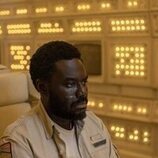 Babou Ceesay en el 1x01 de 'Alien: Planeta Tierra'