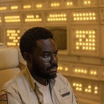 Babou Ceesay en el 1x01 de 'Alien: Planeta Tierra'