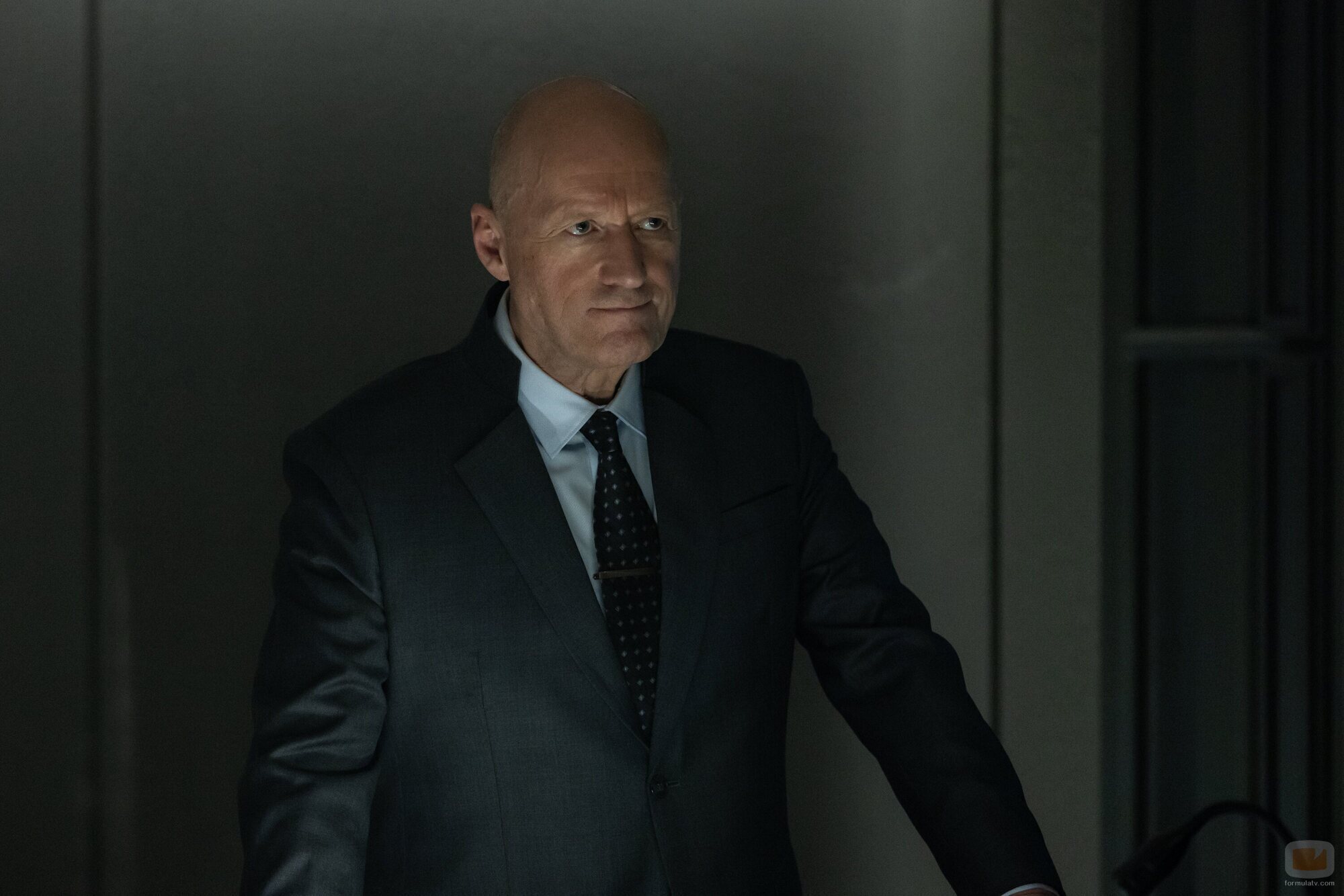 Adrian Edmondson en el 1x01 de 'Alien: Earth'