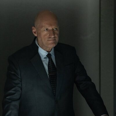 Adrian Edmondson en el 1x01 de 'Alien: Earth'