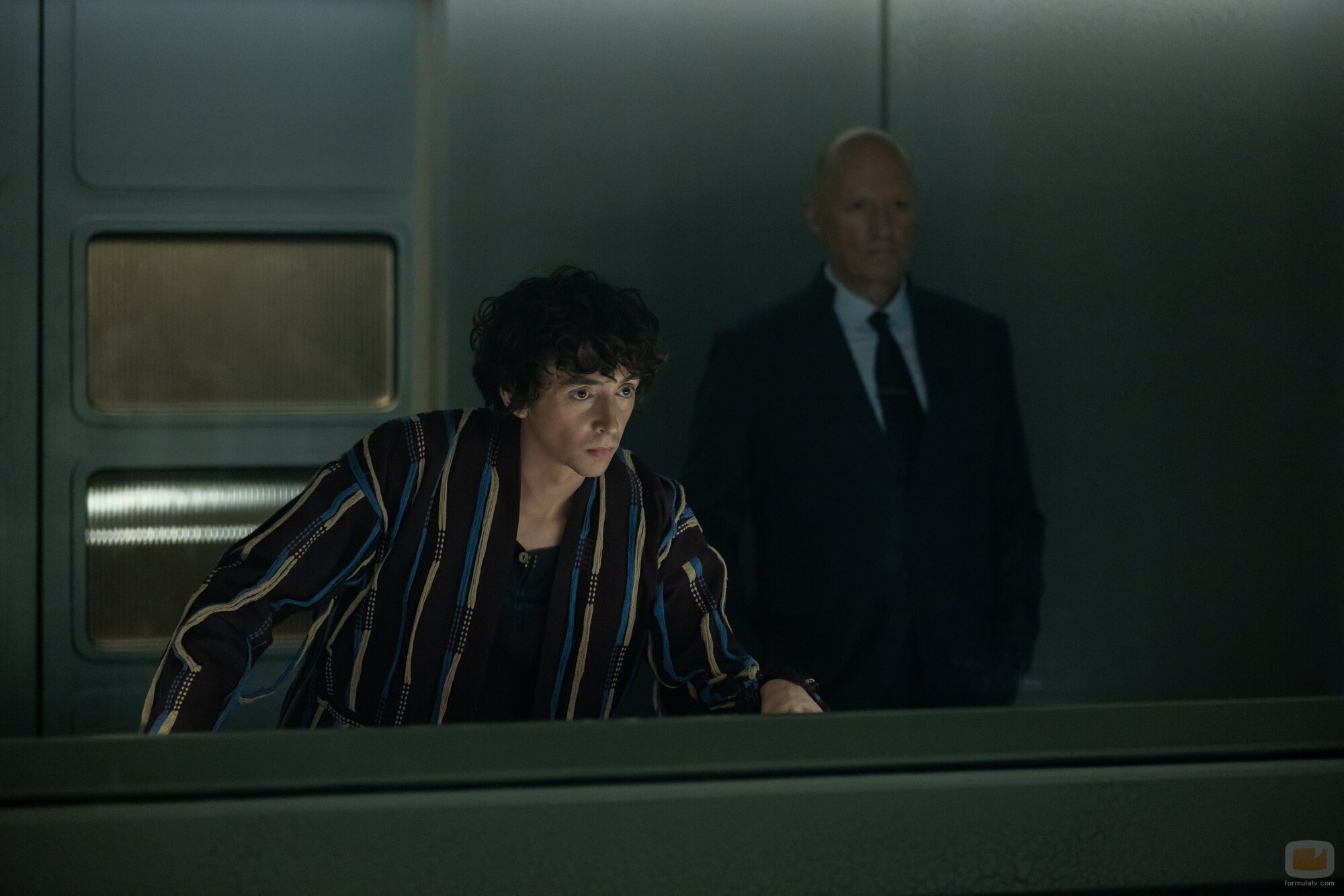 Samuel Blenkin y Adrian Edmondson en 1x01 'El País de Nunca Jamás' de 'Alien: Planeta Tierra'