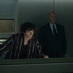 Samuel Blenkin y Adrian Edmondson en 1x01 'El País de Nunca Jamás' de 'Alien: Planeta Tierra'