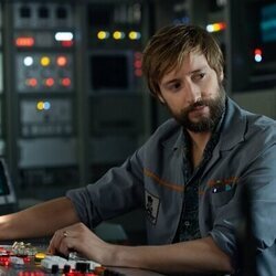 David Rysdahl en el 1x01 de 'Alien: Planeta Tierra'