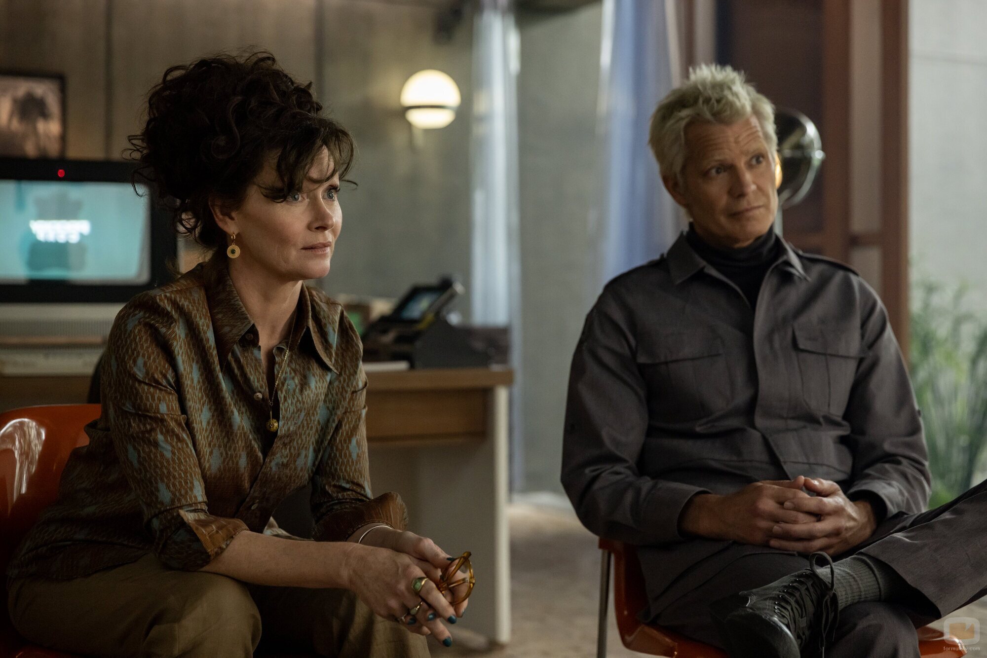 Timothy Olyphant y Essie Davis en la temporada 1 y el capítulo 01 de 'Alien: Planeta Tierra'