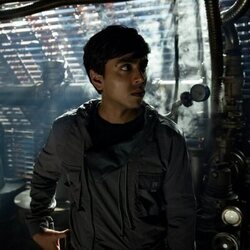 Adarsh Gourav en la temporada 1 y el capítulo 02 de 'Alien: Planeta Tierra'
