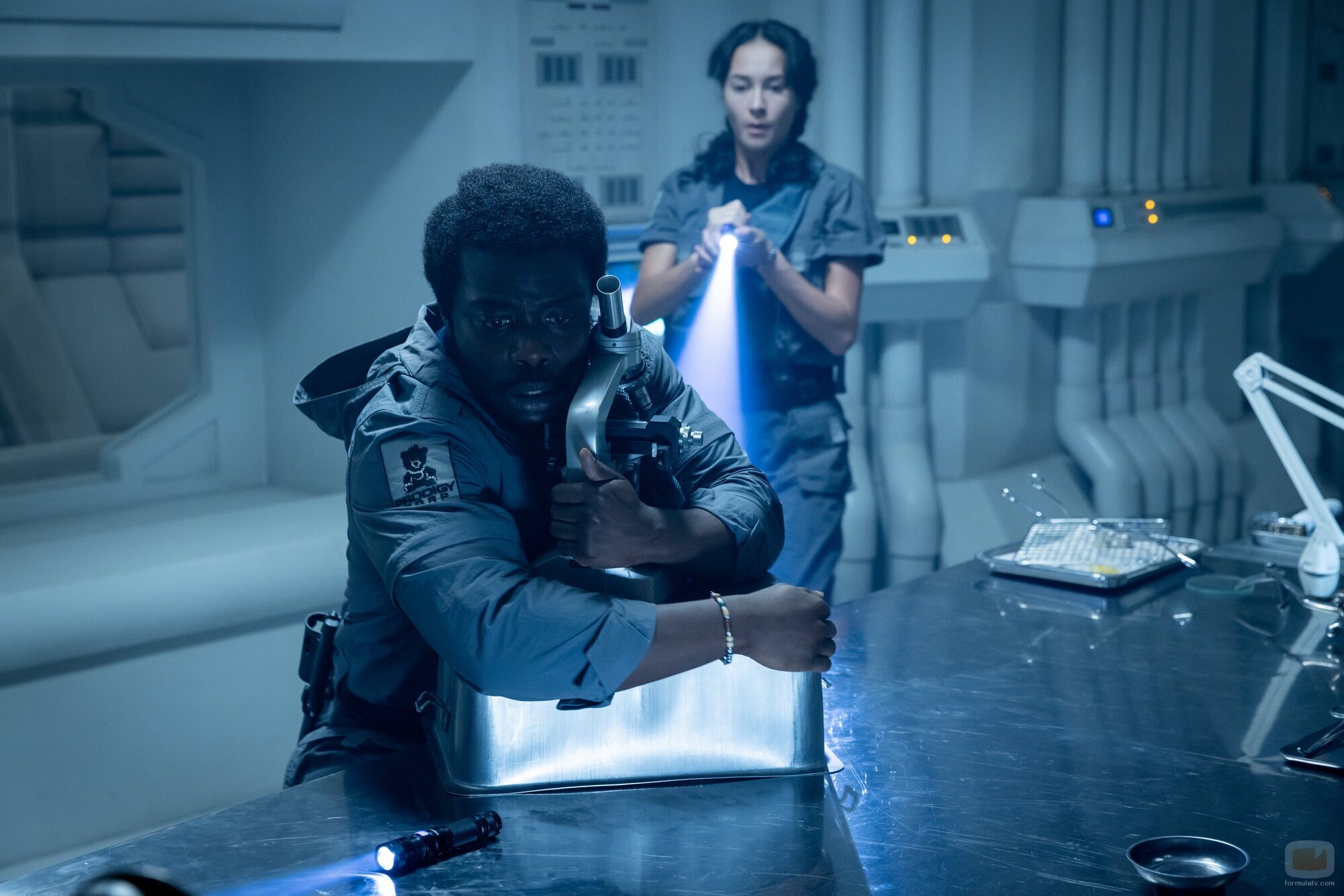 Babou Ceesay y Erana James en el 1x02 de 'Alien: Planeta Tierra'