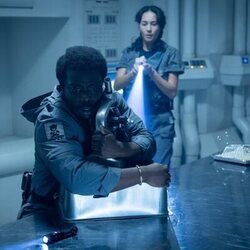 Babou Ceesay y Erana James en el 1x02 de 'Alien: Planeta Tierra'