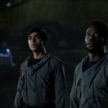 Babou Ceesay y Adarsh Gourav en 'Mr. October' de 'Alien: Earth'