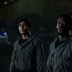 Babou Ceesay y Adarsh Gourav en 'Mr. October' de 'Alien: Earth'