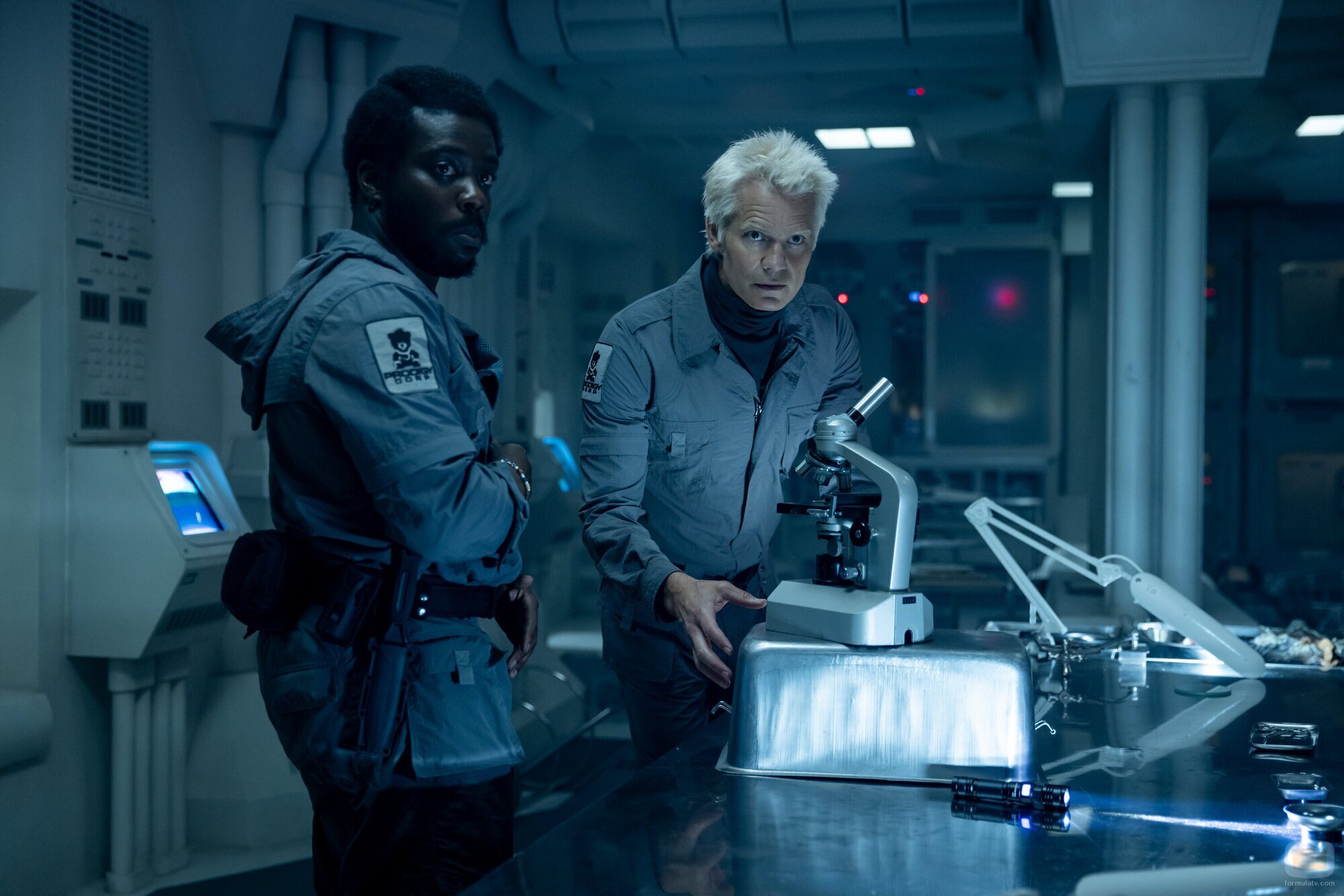 Timothy Olyphant y Babou Ceesay en Capítulo 2 titulado 'Mr. October' de 'Alien: Planeta Tierra'