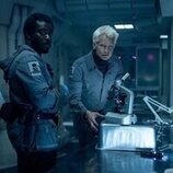 Timothy Olyphant y Babou Ceesay en Capítulo 2 titulado 'Mr. October' de 'Alien: Planeta Tierra'