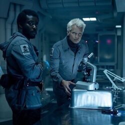 Timothy Olyphant y Babou Ceesay en Capítulo 2 titulado 'Mr. October' de 'Alien: Planeta Tierra'