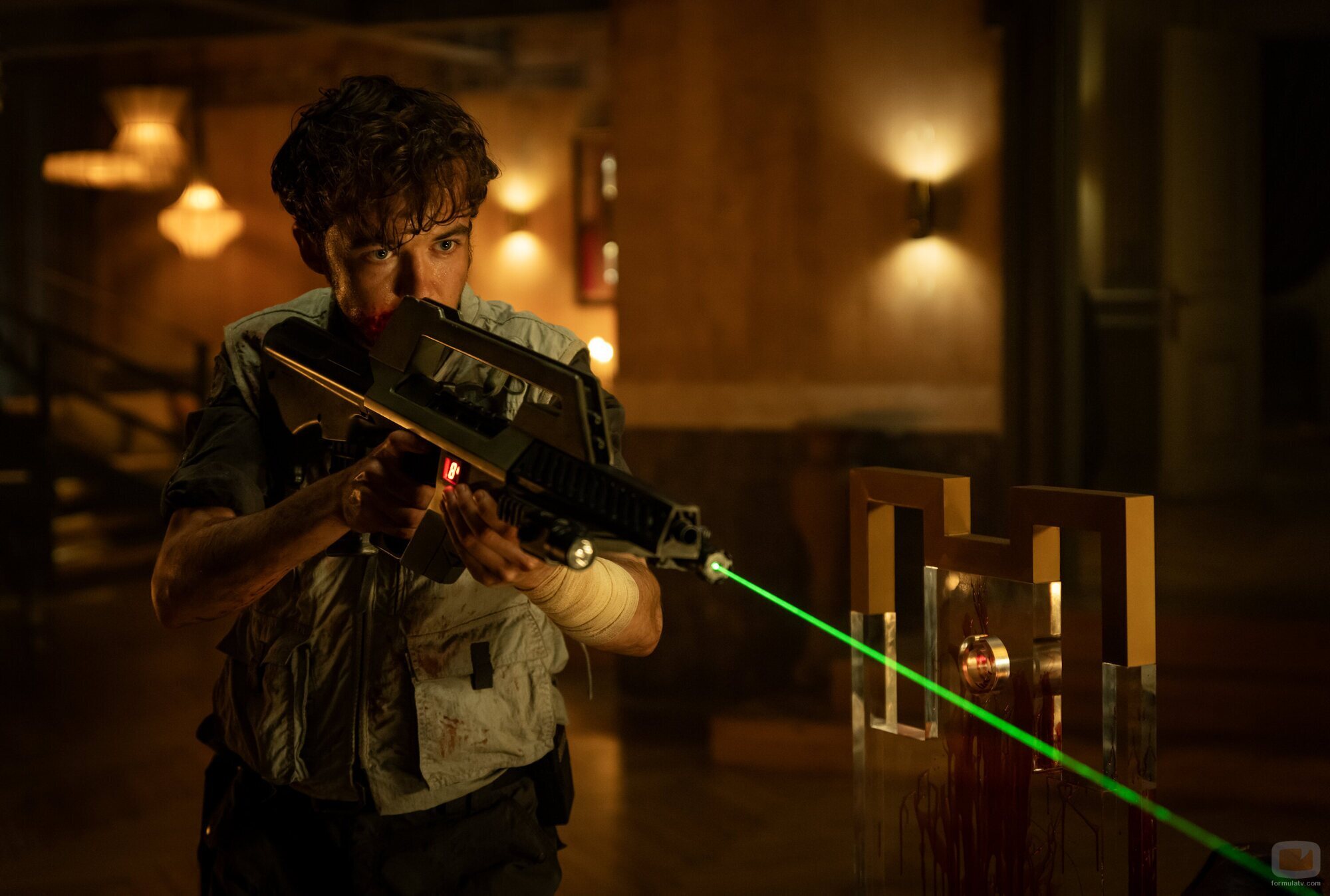 Alex Lawther en 1x02 'Mr. October' de 'Alien: Planeta Tierra'