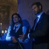 Tom Hopper y Rona-Lee Shimon en el 1x02 de 'La lista final: Lobo negro'