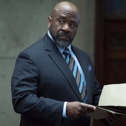 Lucian Msamati en 1x01 titulado 'Episodio 1' de 'Rehén'