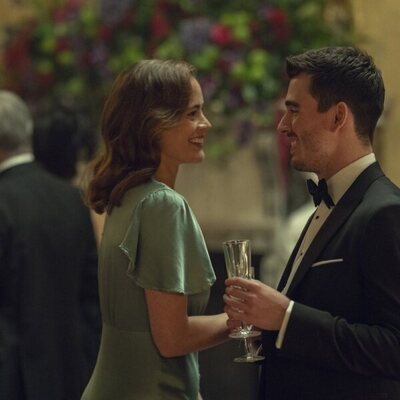 Corey Mylchreest y Sophie Robertson en el 1x01 de 'Rehén'