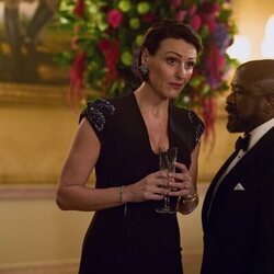 Suranne Jones y Lucian Msamati en el 1x01 de 'Hostage'