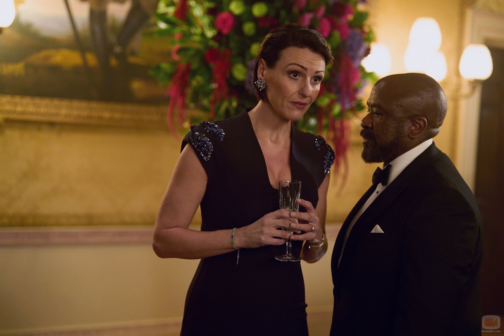 Suranne Jones y Lucian Msamati en el 1x01 de 'Hostage'