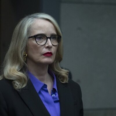 Julie Delpy en la temporada 1 y el capítulo 01 de 'Rehén'