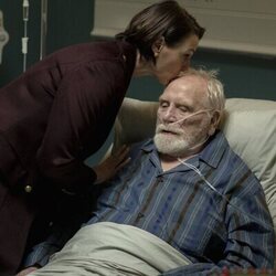 James Cosmo y Suranne Jones en 1x01 'Episodio 1' de 'Rehén'