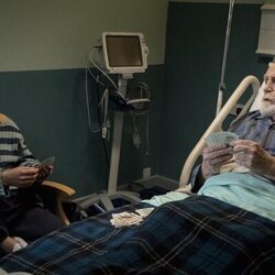 James Cosmo y Isobel Akuwudike en el 1x02 de 'Hostage'