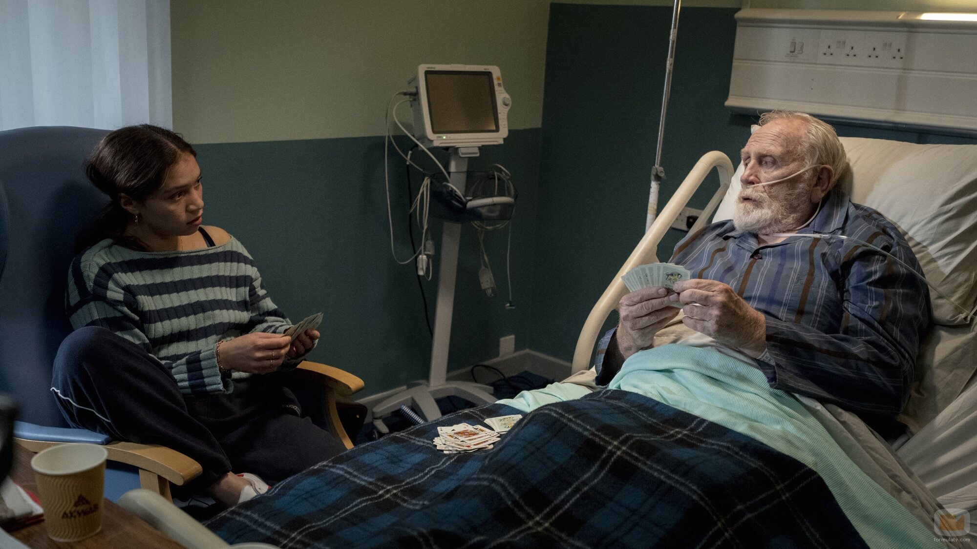 James Cosmo y Isobel Akuwudike en el 1x02 de 'Hostage'