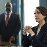 Suranne Jones y Lucian Msamati en 'Episodio 2' de 'Hostage'