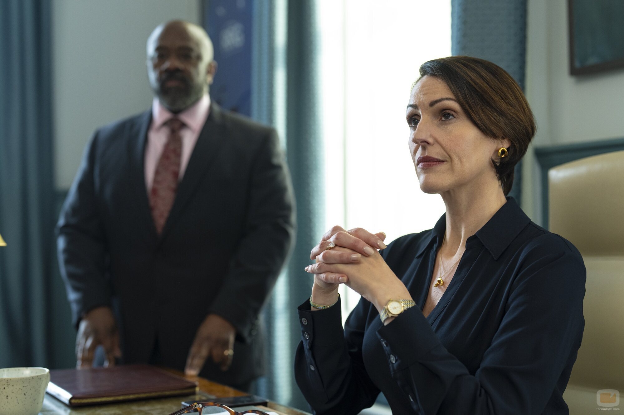 Suranne Jones y Lucian Msamati en 'Episodio 2' de 'Hostage'