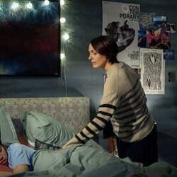 Suranne Jones y Isobel Akuwudike en la temporada 1 y el capítulo 02 de 'Rehén'