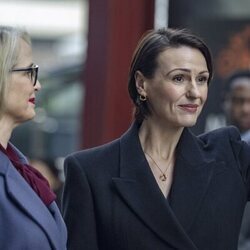 Suranne Jones y Julie Delpy en 1x02 titulado 'Episodio 2' de 'Rehén'