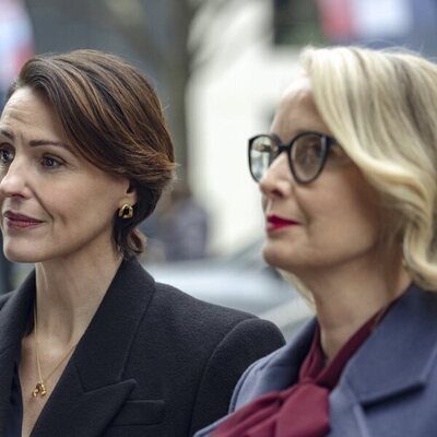 Suranne Jones y Julie Delpy en 1x02 'Episodio 2' de 'Rehén'