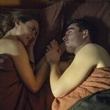 Corey Mylchreest y Sophie Robertson en 1x03 titulado 'Episodio 3' de 'Rehén'