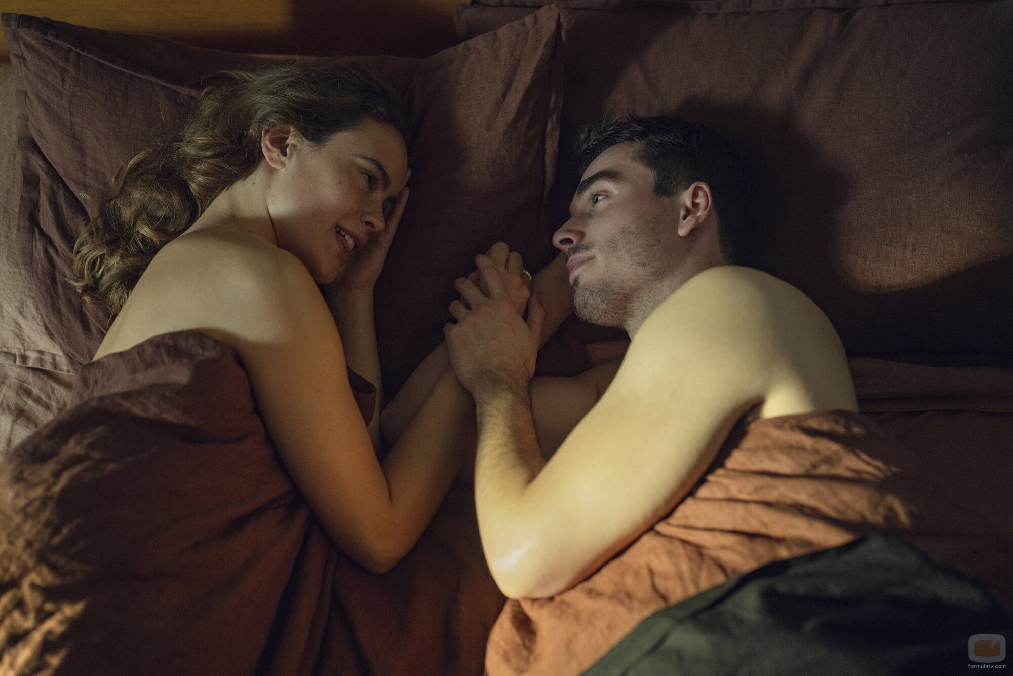 Corey Mylchreest y Sophie Robertson en 1x03 titulado 'Episodio 3' de 'Rehén'