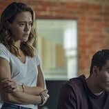 Corey Mylchreest y Sophie Robertson en 1x03 'Episodio 3' de 'Rehén'