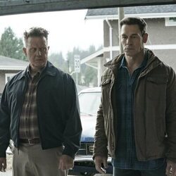 Robert Patrick y John Cena en Capítulo 1 titulado 'Un Giro Completamente Nuevo' de 'El Pacificador'