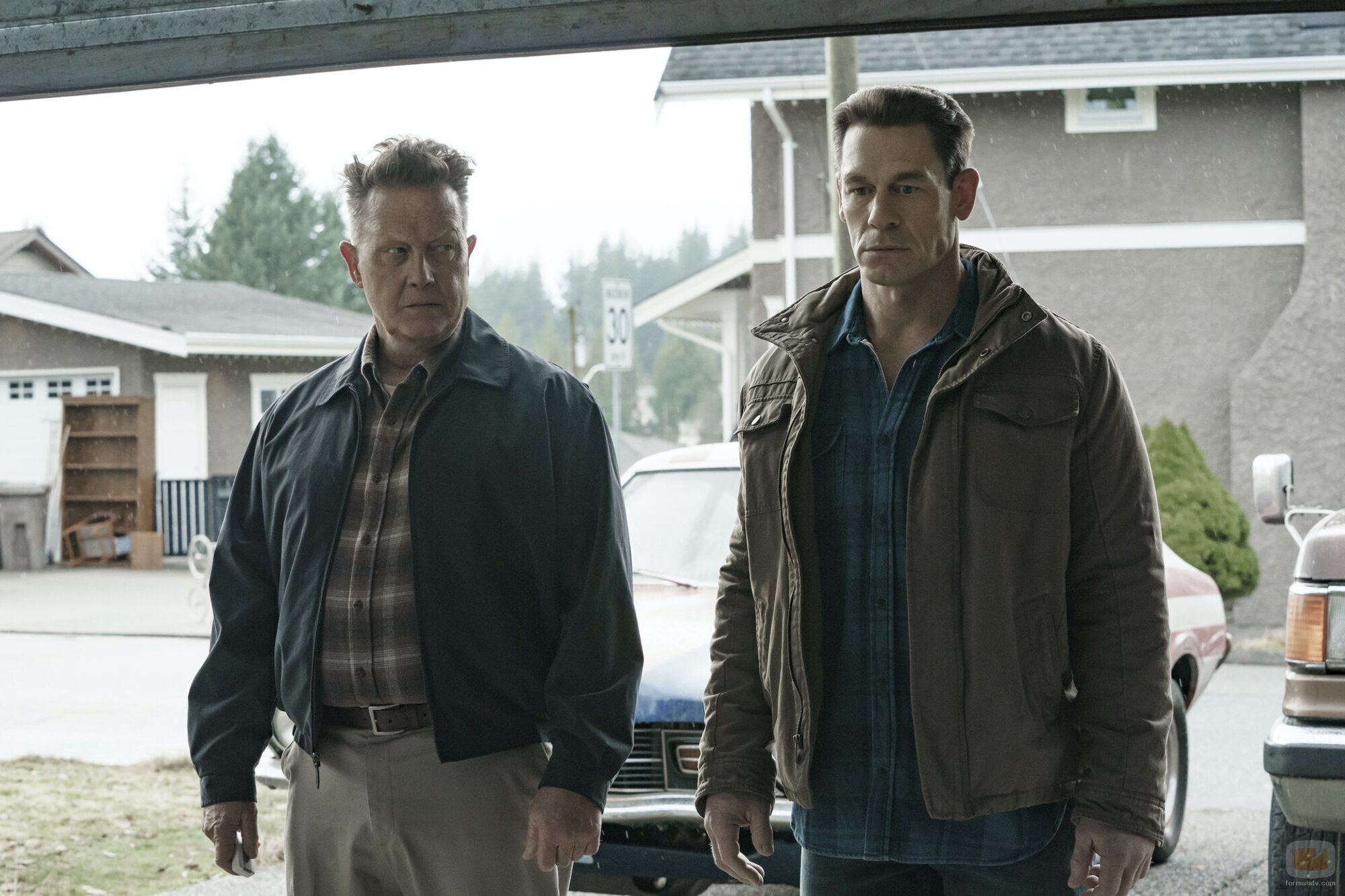 Robert Patrick y John Cena en Capítulo 1 titulado 'Un Giro Completamente Nuevo' de 'El Pacificador'