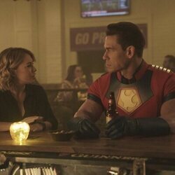 John Cena y Jennifer Holland en el 1x01 de 'El Pacificador'