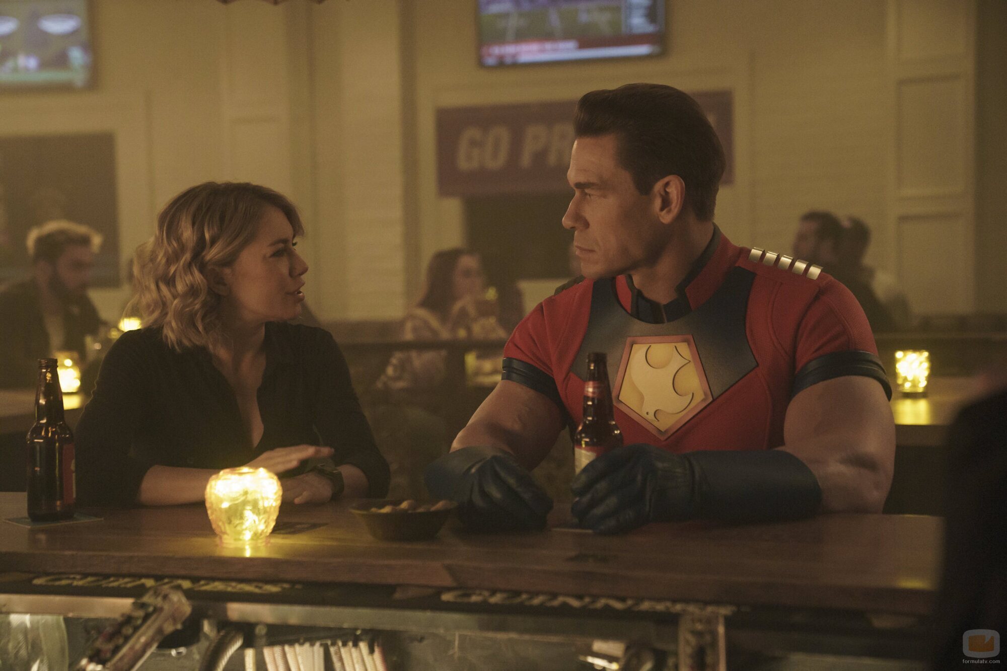 John Cena y Jennifer Holland en el 1x01 de 'El Pacificador'