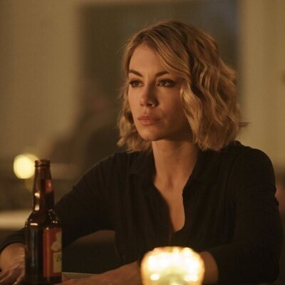 Jennifer Holland en 1x01 'Un Giro Completamente Nuevo' de 'El Pacificador'