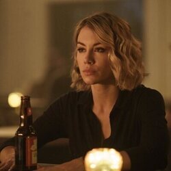 Jennifer Holland en 1x01 'Un Giro Completamente Nuevo' de 'El Pacificador'