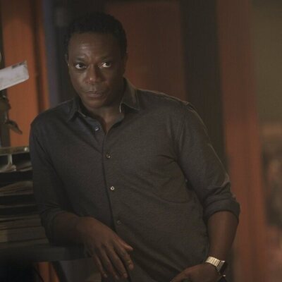 Chukwudi Iwuji en el 1x02 de 'El Pacificador'