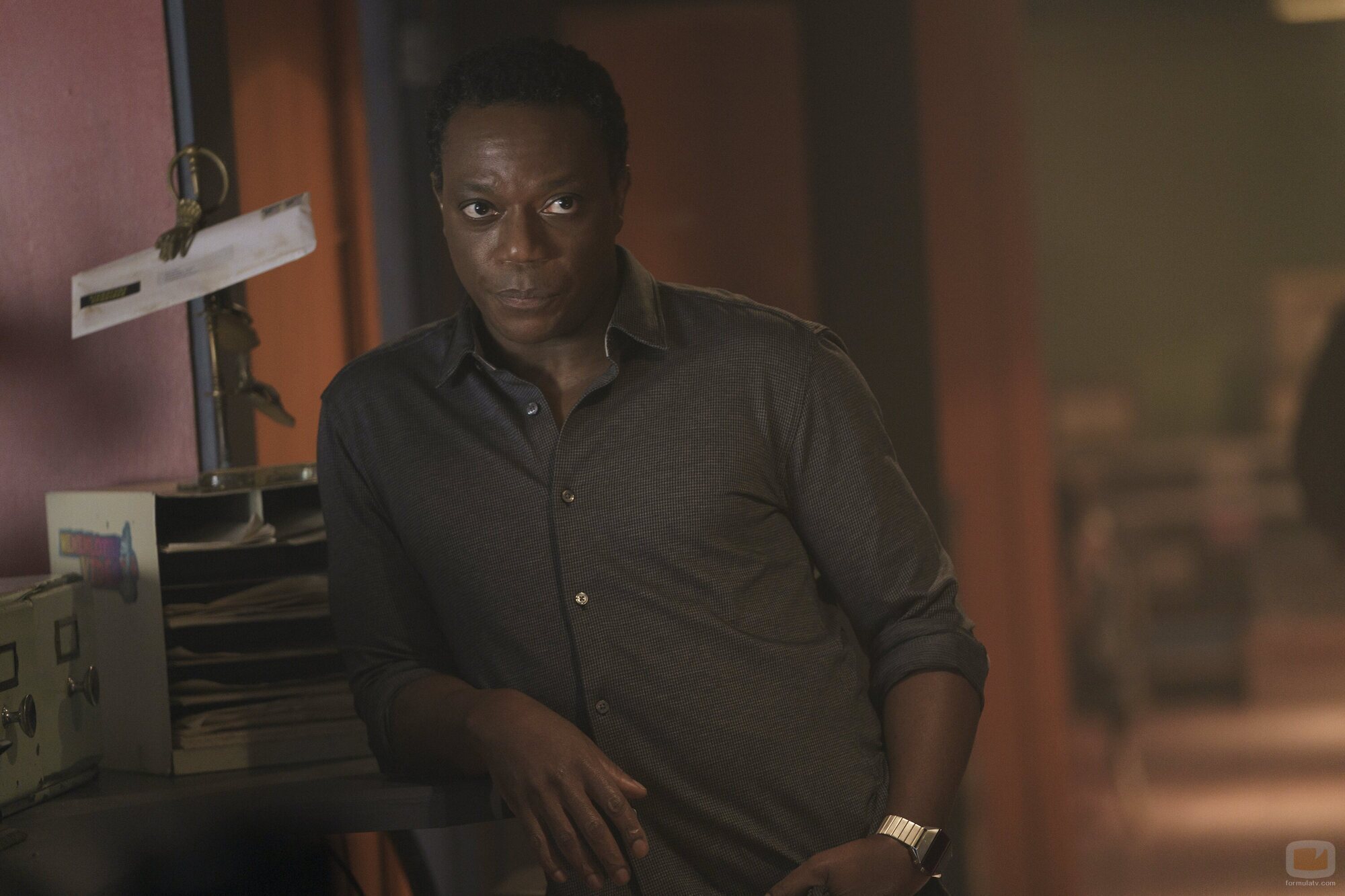 Chukwudi Iwuji en el 1x02 de 'El Pacificador'