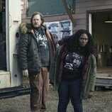 Danielle Brooks y Steve Agee en la temporada 1 y el capítulo 03 de 'El Pacificador'