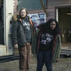 Danielle Brooks y Steve Agee en la temporada 1 y el capítulo 03 de 'El Pacificador'