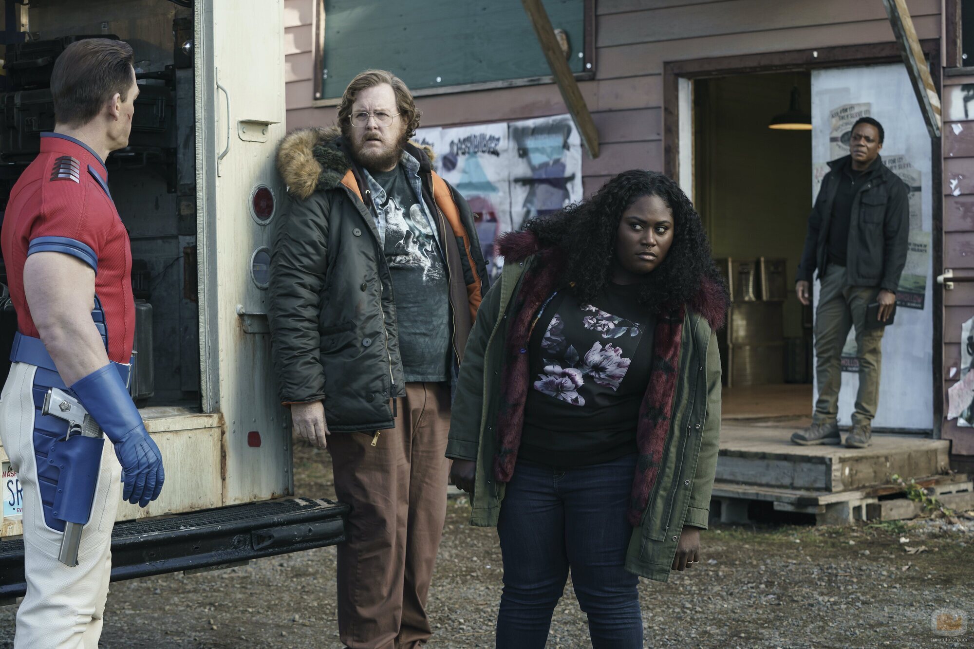 Danielle Brooks y Steve Agee en la temporada 1 y el capítulo 03 de 'El Pacificador'