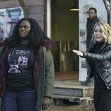 Danielle Brooks y Jennifer Holland en 1x03 titulado 'Más Vale un Goff Muerto' de 'El Pacificador'