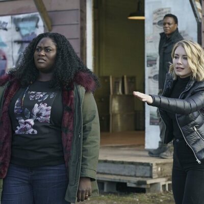 Danielle Brooks y Jennifer Holland en 1x03 titulado 'Más Vale un Goff Muerto' de 'El Pacificador'